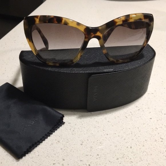 Prada sunglasses - Picture 2 of 5